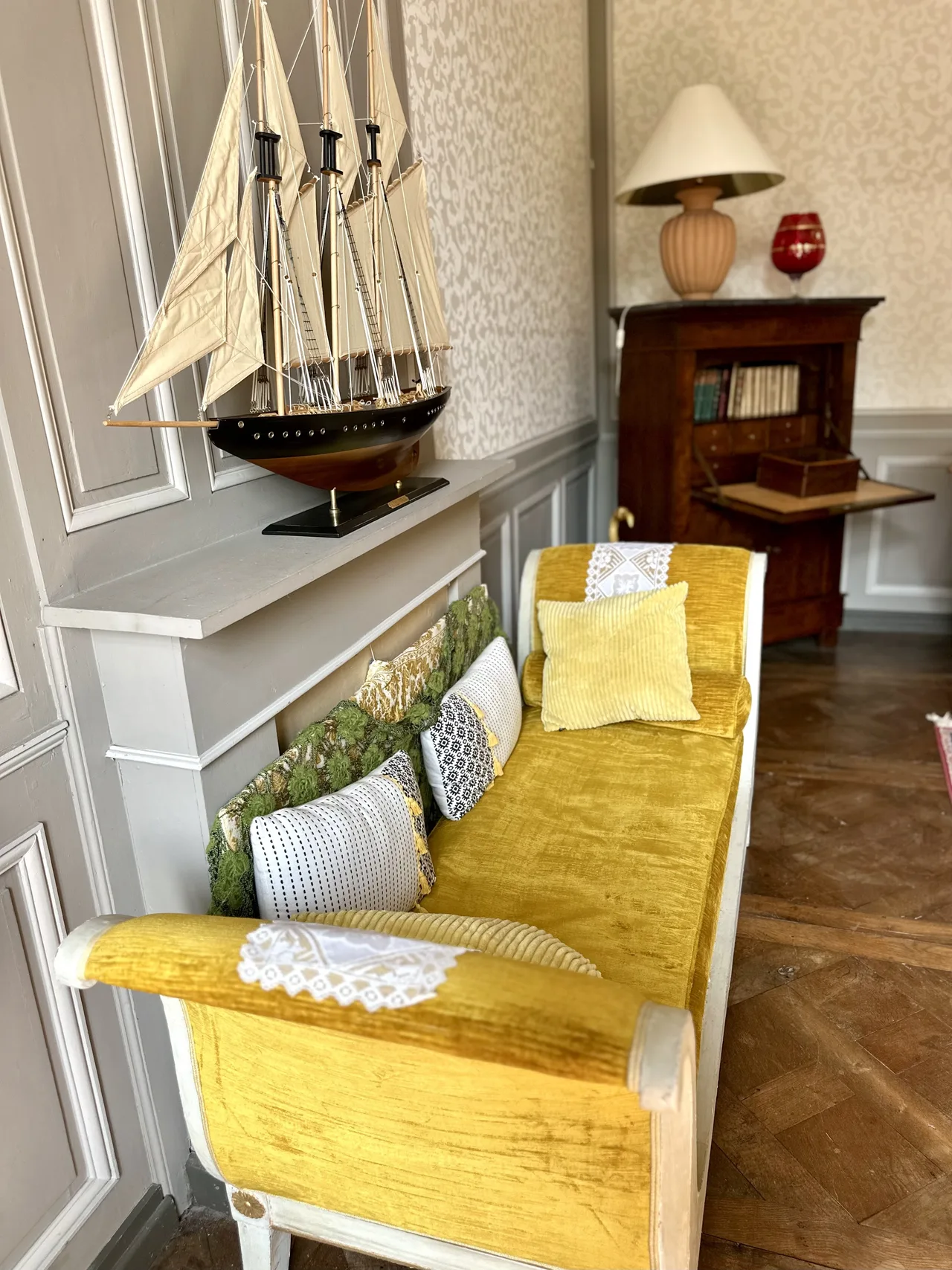 Bâteau canap — Salon détente — Manoir à Roz Maria.