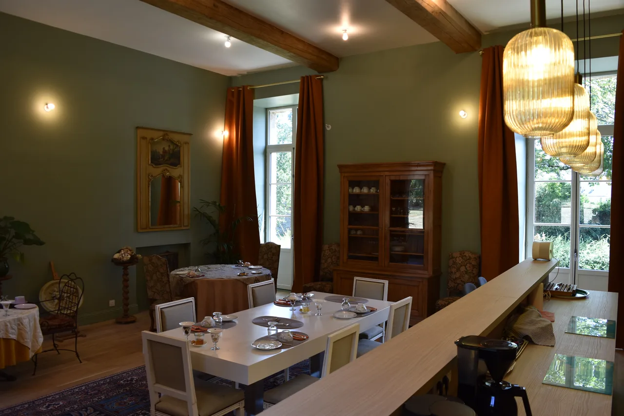 Vue de la salle de réception du Manoir de Roz Maria.