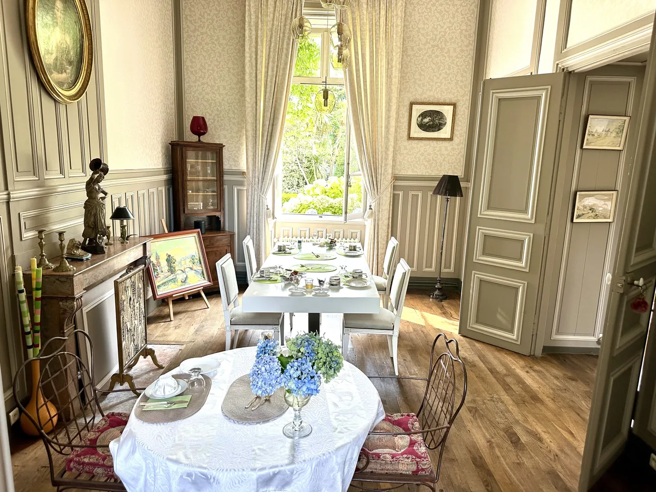 Grand angle petit-dej — Salon petit déj — Manoir à Roz Maria.