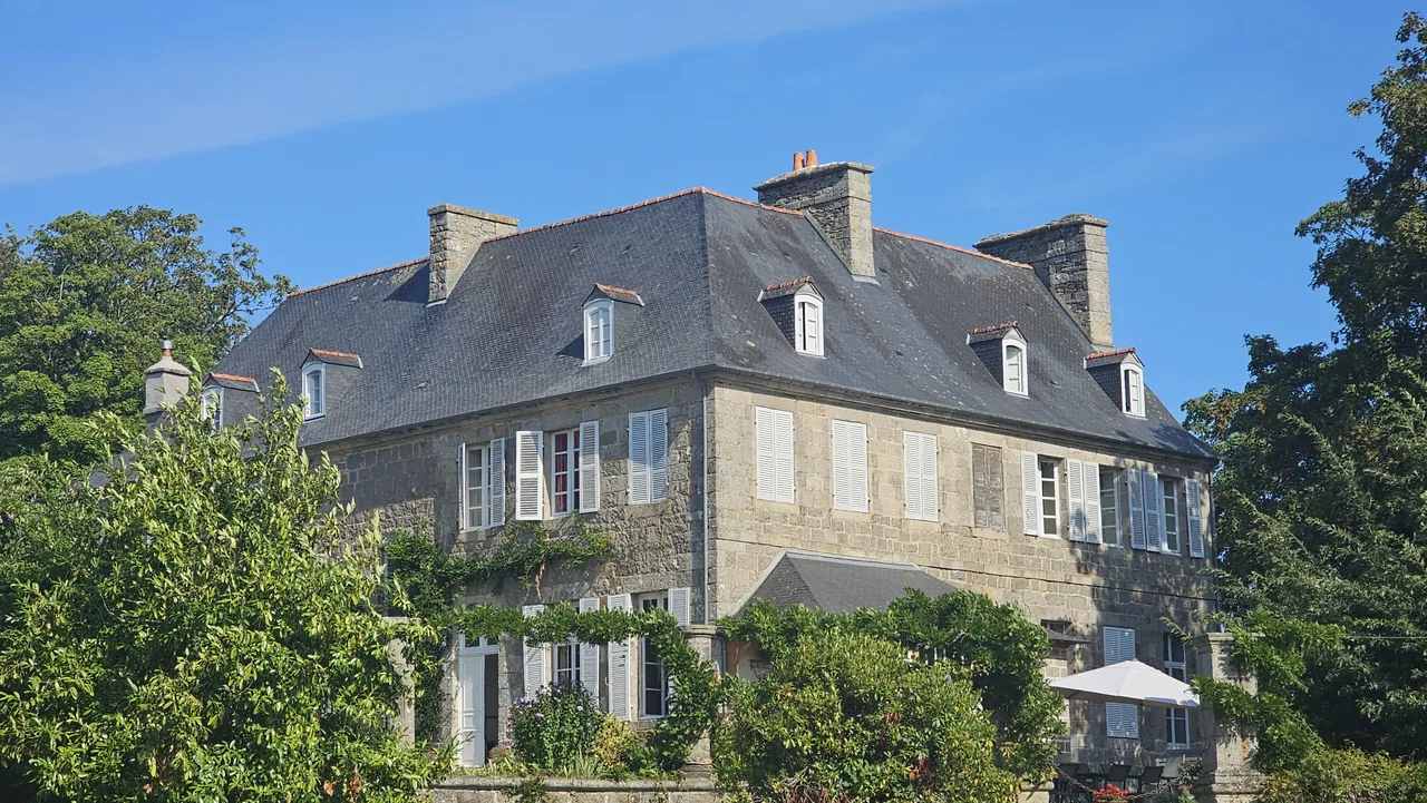 Ciel bleu — Façade du Manoir à Roz Maria.