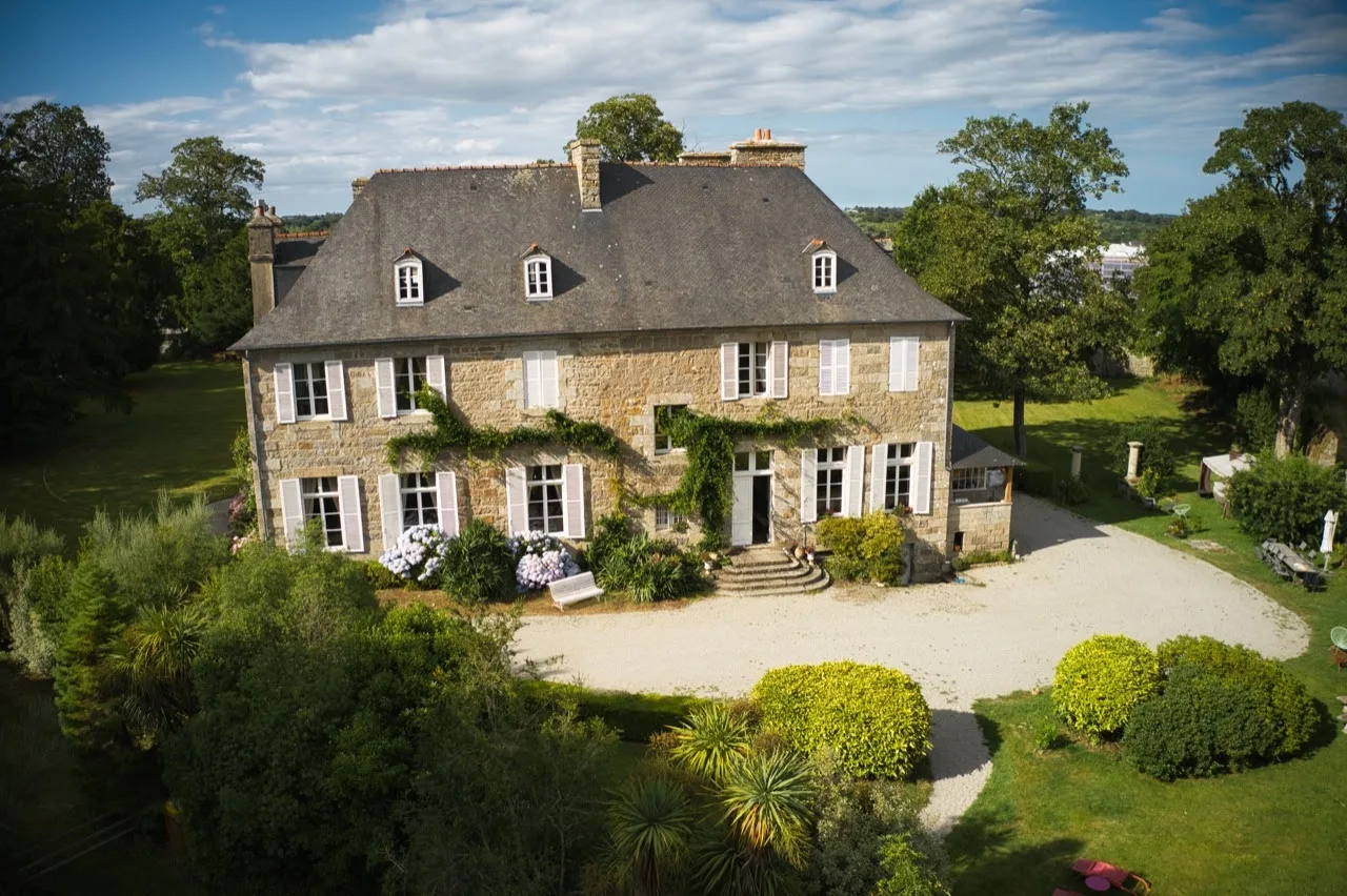 Vue de face — Façade du Manoir à Roz Maria.