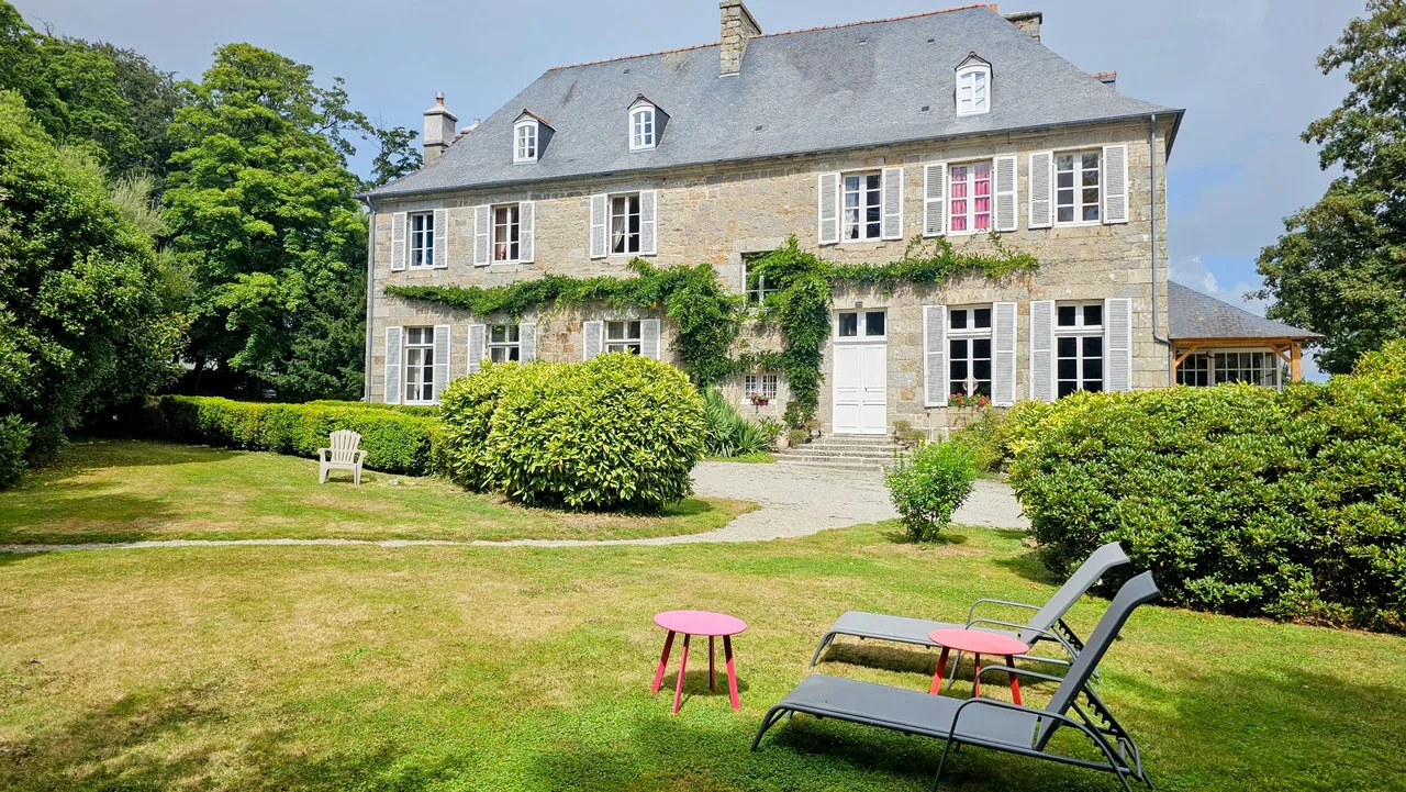 Manoir détente — Façade du Manoir à Roz Maria.