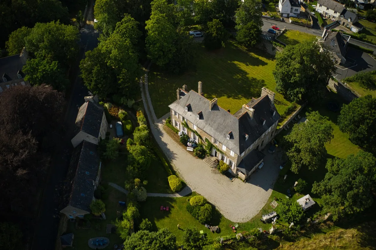 Vue Ciel — Façade du Manoir à Roz Maria.