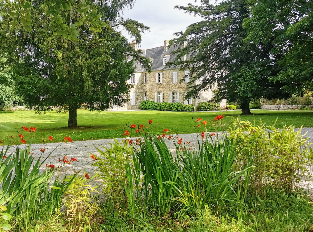 Parc et village à Roz Maria.
