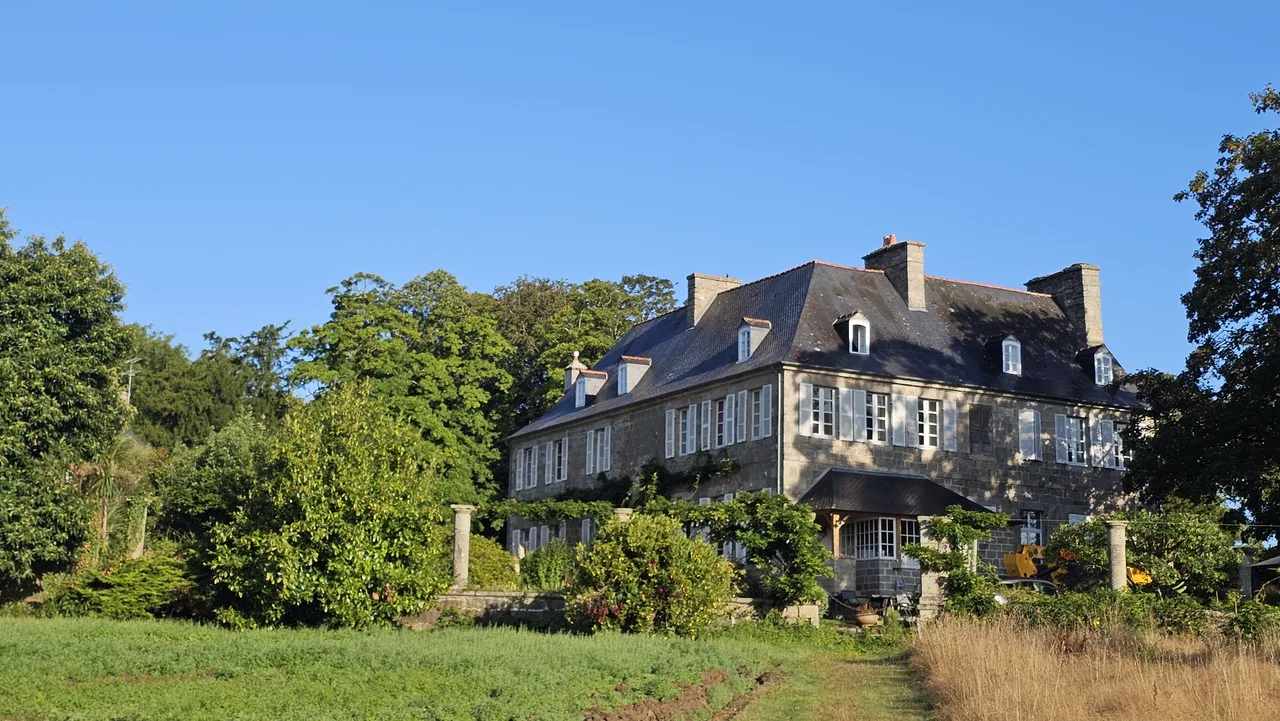 Manoir vue champ — Façade du Manoir à Roz Maria.