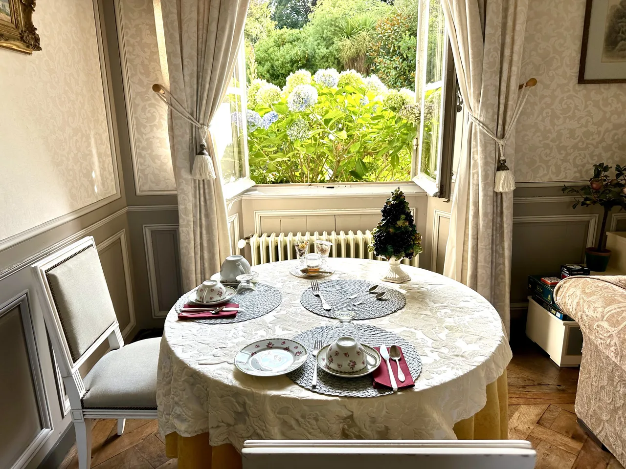 Dej fenêtre — Salon petit déj — Manoir à Roz Maria.