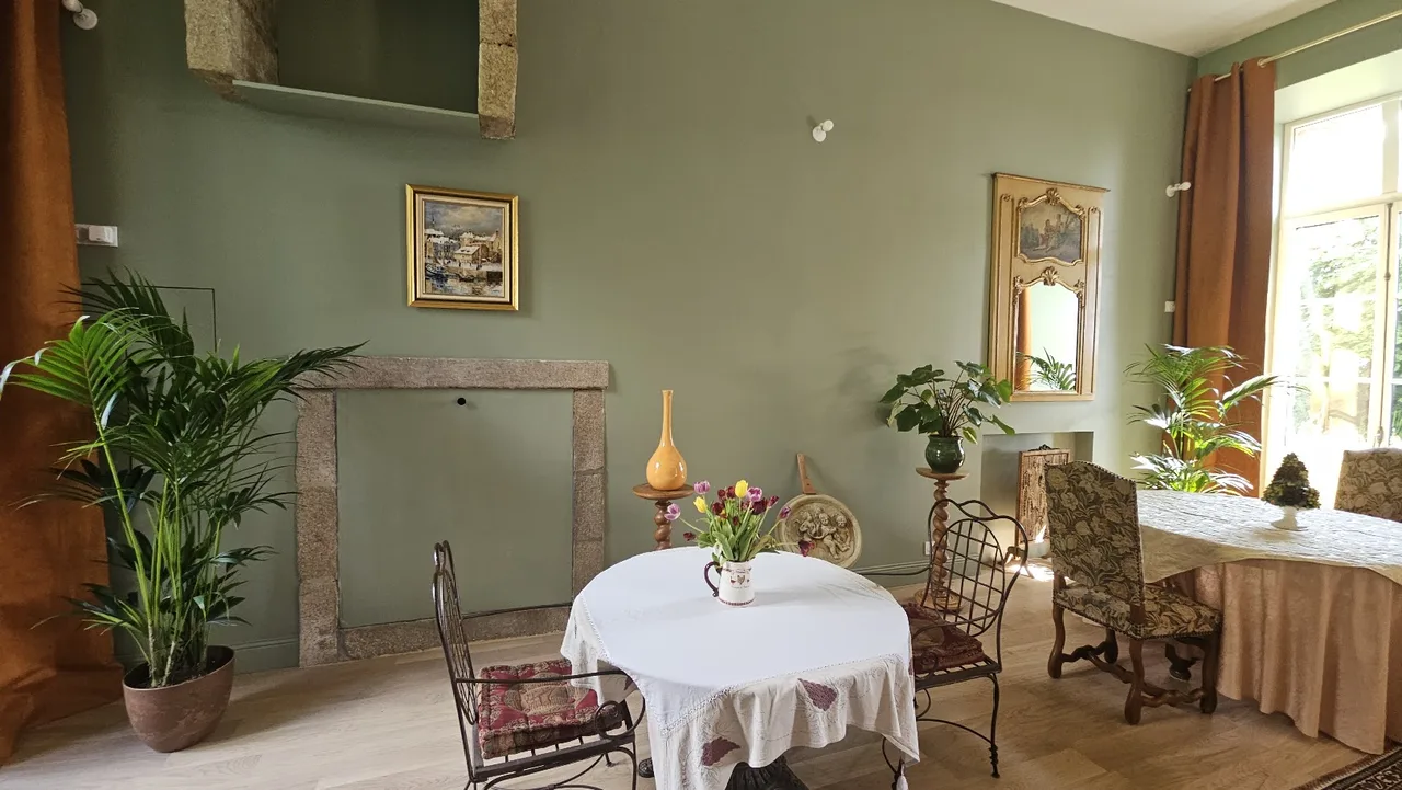 Vue de la salle de réception du Manoir de Roz Maria.