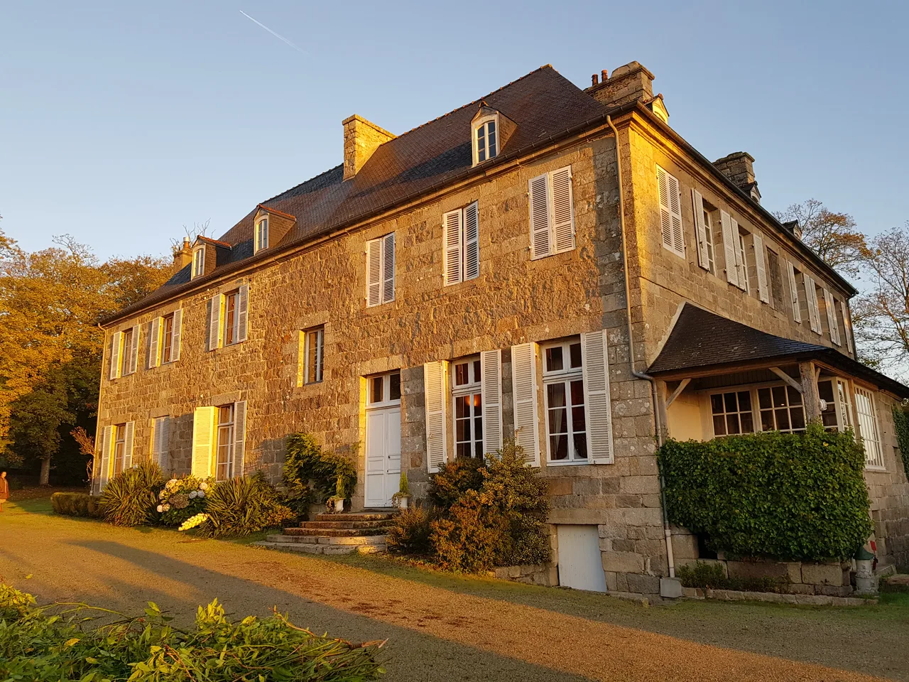 Coucher de soleil — Façade du Manoir à Roz Maria.