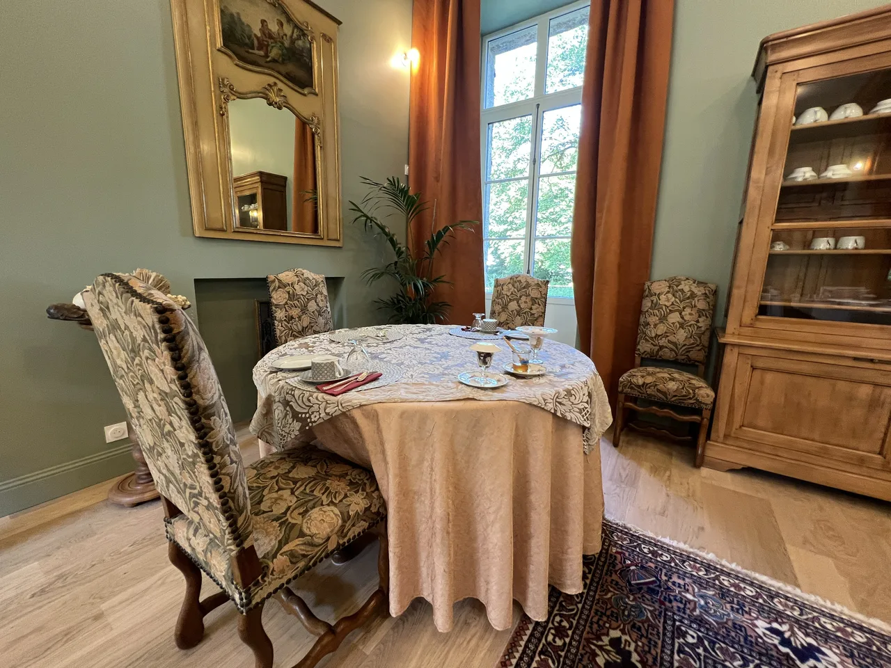 Vue de la salle de réception du Manoir de Roz Maria.