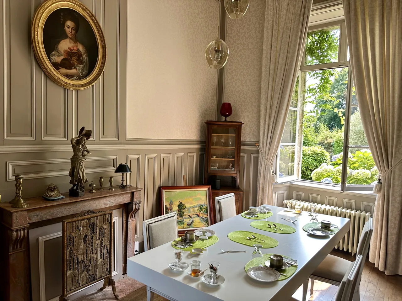 Petit-Déjeuner — Salon petit déj — Manoir à Roz Maria.