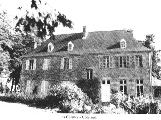 Façade de l'ancien couvent des Carmes de Quintin avant sa restauration, aujourd'hui le Manoir de Roz Maria.