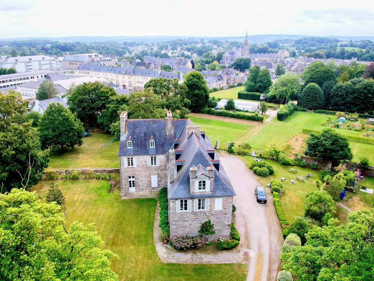 Vue Domaine — Façade du Manoir à Roz Maria.