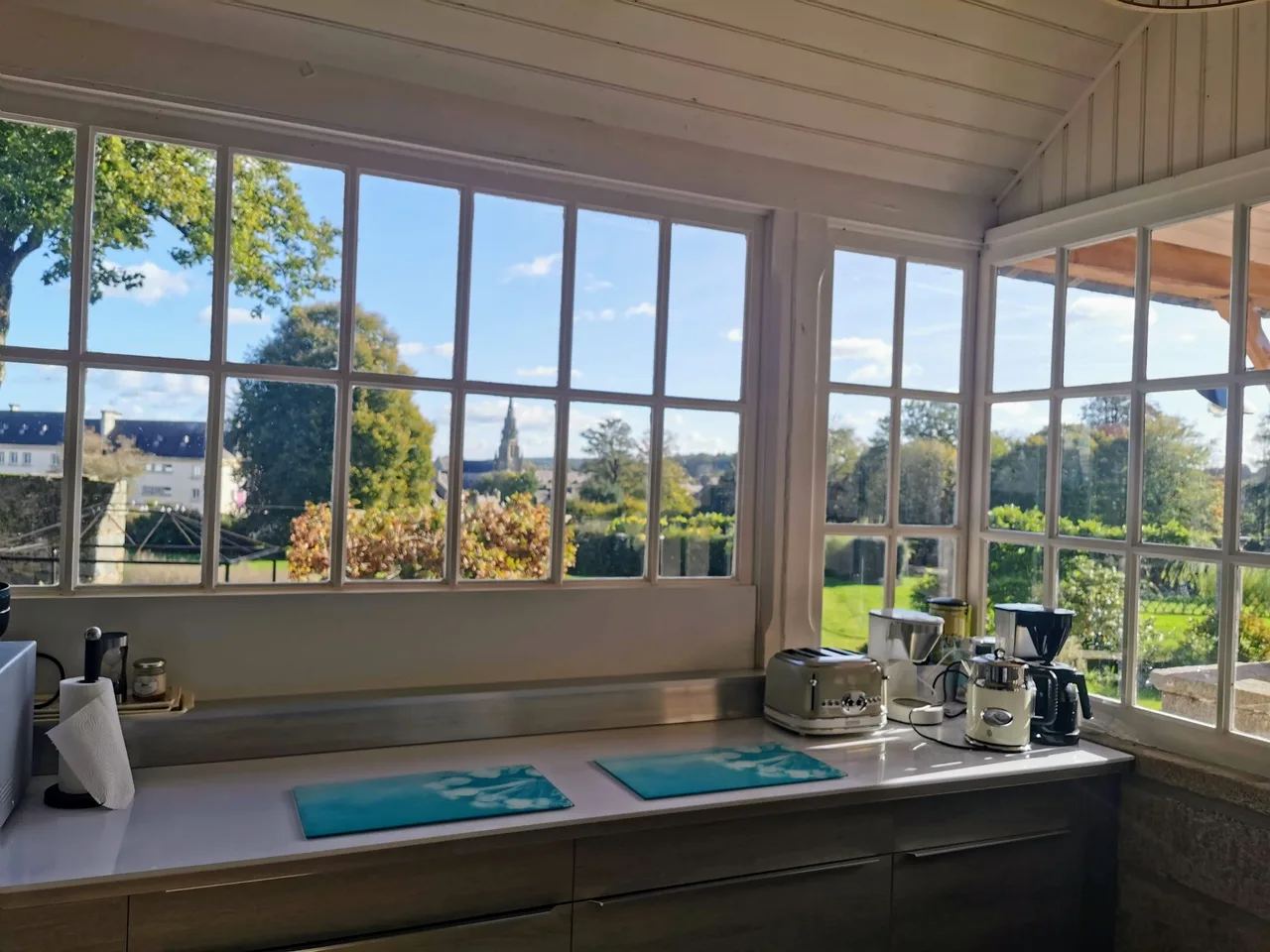 Vue Cuisine — Cuisine et salle à manger — Manoir à Roz Maria.