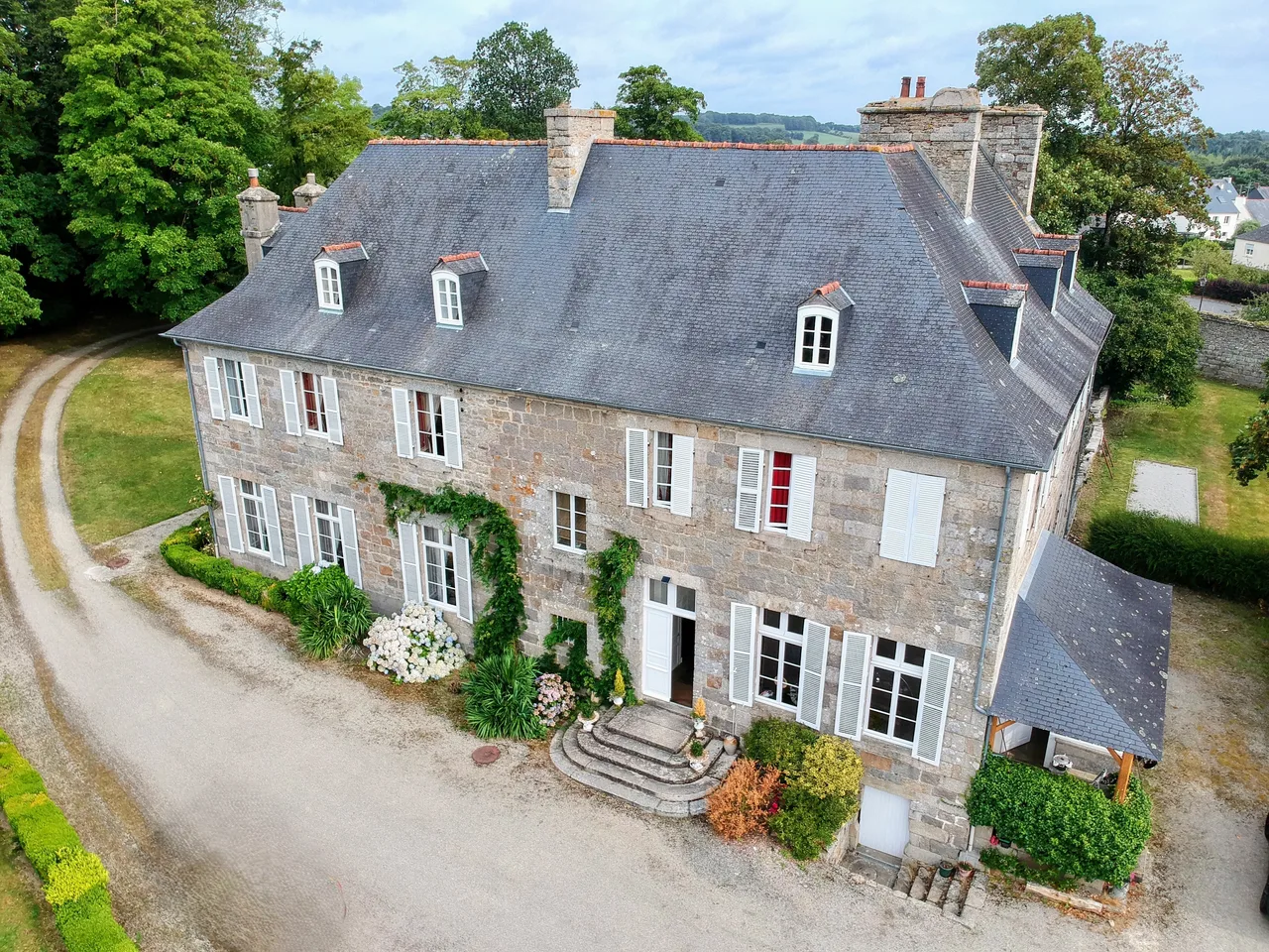 Façade du Manoir à Roz Maria.