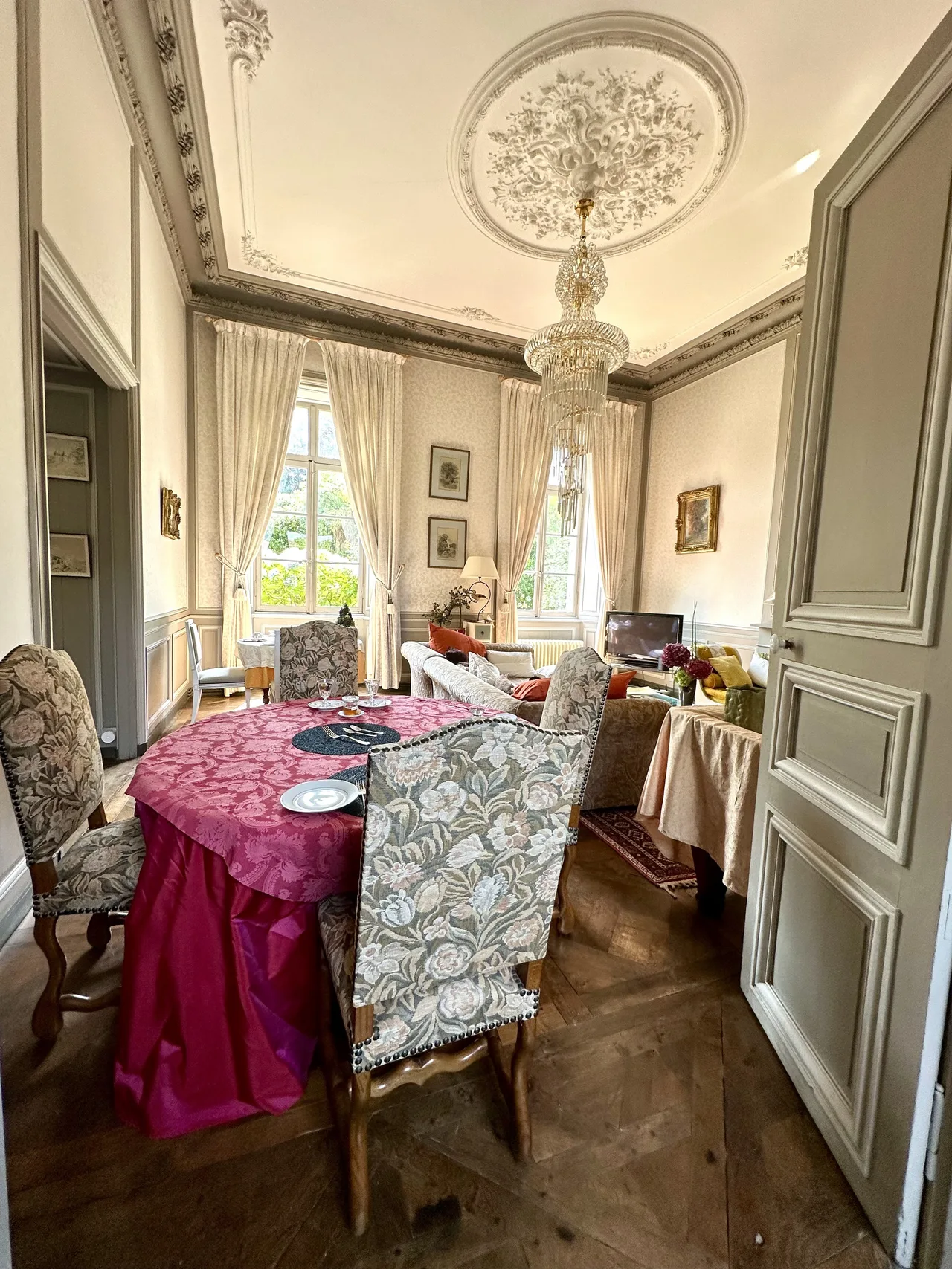 Lustre Salon — Salon détente — Manoir à Roz Maria.