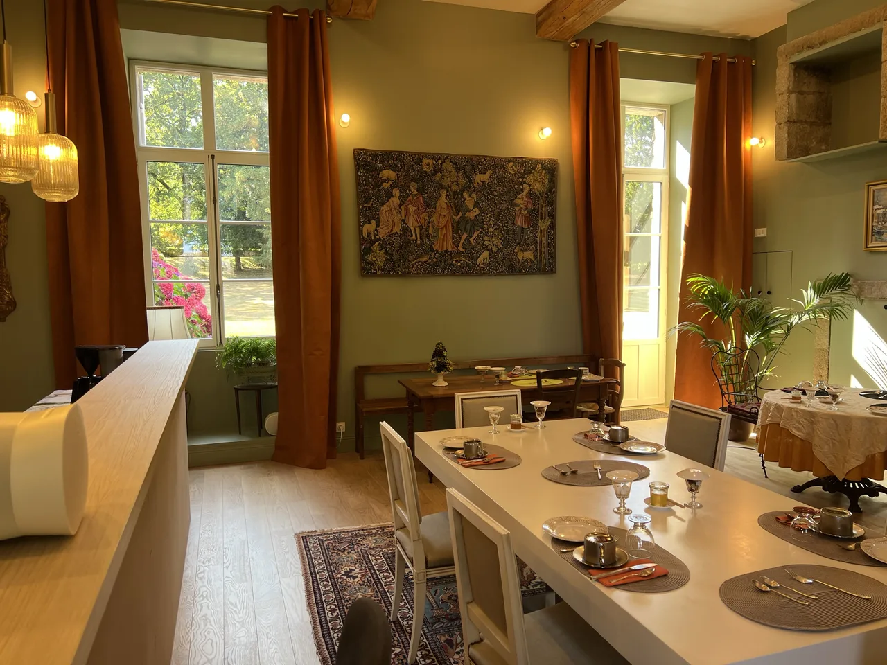 Vue de la salle de réception du Manoir de Roz Maria.