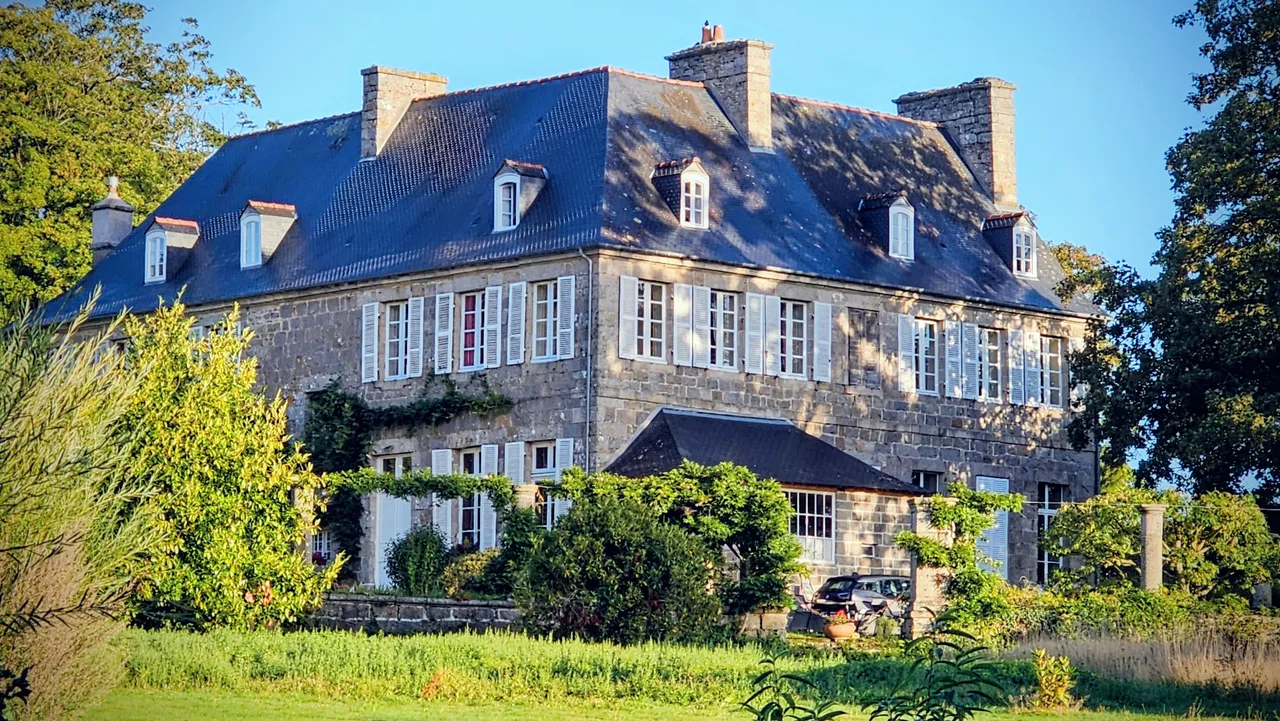Vue Champ grand angle — Façade du Manoir à Roz Maria.